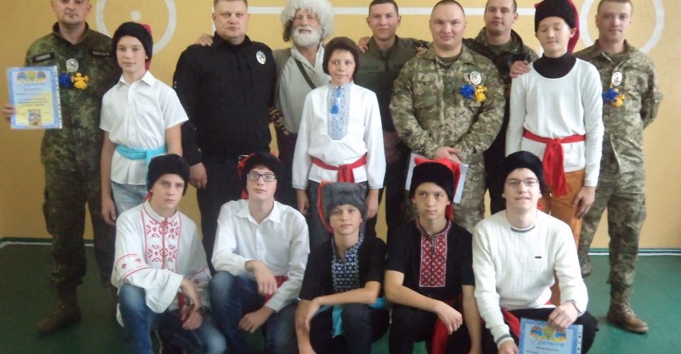 Школярі та поліцейські змагалися у пострілах з луку, їжі каші та акторській грі (ФОТО)