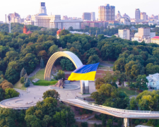 З нагоди Дня Державного прапора в небі над Києвом підняли найбільший стяг в Україні