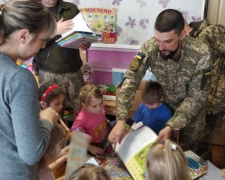 Авдеевские &quot;симики&quot; доставили детям в прифронтовых районах книги и рассказали об опасности мин (ФОТО)