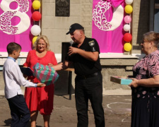 В Авдеевке полицейские поздравили школу с юбилеем (ФОТО)
