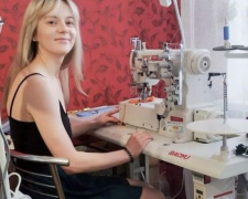 В Авдеевке благодаря гранту от Датского совета по делам беженцев девушка открыла свое дело по пошиву и ремонту одежды
