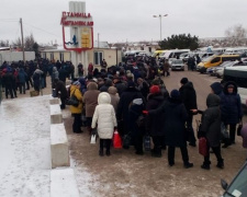 Огромные очереди Донбасса: около тысячи человек стояли у одного из КПВВ у линии разграничения