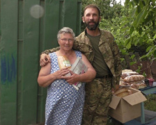 Авдеевские CIMIC и волонтеры доставили хлеб и прессу в прифронтовые села (ФОТО)