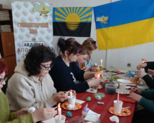 Великоднє диво своїми руками: в Кам&#039;янському для авдіївців провели майстер-клас з писанкарства