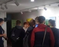 Учащиеся авдеевского ПТУ посетили выставку «Пейзажи, созданные  любовью»