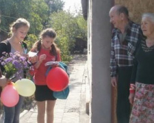 В День пожилого человека авдеевская молодежь посетила пожилых учителей(ФОТО)