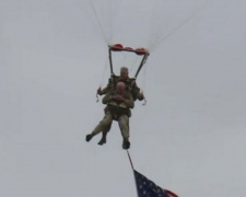 Американец в 97 лет прыгнул с парашютом (ВИДЕО)