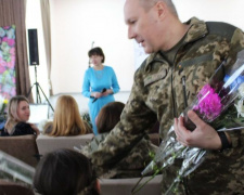 Танцы, песни и цветы: как поздравляли женщин в Авдеевке (ФОТО)