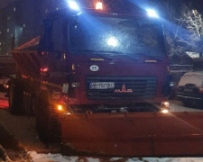 ФОТОФАКТ. Коммунальщики выехали на борьбу со снегом