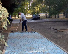 ФОТОФАКТ: в Авдеевке для удобства маломобильных групп обновляют старые тротуары и строят новые