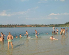 В прифронтовой Авдеевке открыли пляжный сезон: появились фото