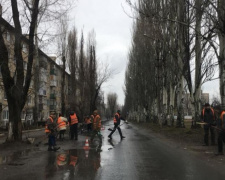 Авдеевские коммунальщики активно взялись за уборку города (ФОТОФАКТ)