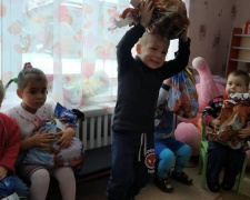 Детям из Авдеевки и еще трех прифронтовых населенных пунктов  устроили новогоднее чудо  (ФОТО)