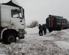 На Донетчине спасатели вызволяли водителей из снежных заносов и других &quot;ловушек&quot; на дорогах (ФОТО)