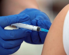 Минздрав утвердил список профессий для обязательной вакцинации: кто в него попал