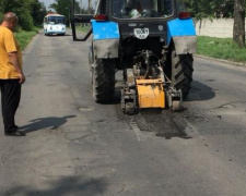 Фотофакт: в Авдеевке идет дорожный ремонт