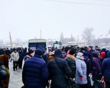 Донбасс: днем на КПВВ в районе линии разграничения образовались огромные очереди