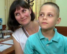 «Ринат Ахметов – Детям. Теперь я слышу»: маленькому переселенцу с Донбасса помогли услышать голос мамы