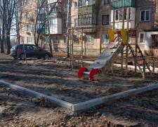 В рамках конкурса «Преобразим Авдеевку вместе!» в 9 квартале продолжается строительство детской площадки (ФОТОФАКТ)