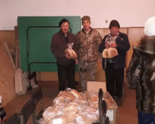 Елки, открытки, хлеб и информация: авдеевские «симики» поддержали военных и гражданских (ФОТО)