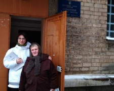 Волонтеры  помогли оставшейся без квартиры семье в Авдеевке оформить &quot;переселенческую&quot; помощь и пенсии