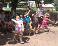 Конкурсы, танцы, лакомства: в Авдеевке особенным детям устроили незабываемый праздник (ФОТО)