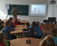 Авдеевские «симики» рассказали школьникам о боеприпасах (ФОТО)