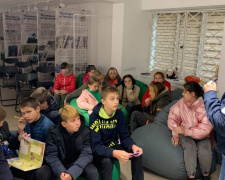 В Авдіївці напередодні Дня захисника і захисниці України школяри відвідали Народний музей історії міста