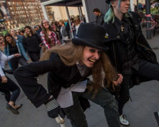 В Будапеште прошел парад «глупых походок» (ВИДЕО)