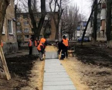 Коммунальщики Авдеевки соорудили для горожан новую пешеходную дорожку