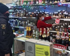 В Авдіївці поліцейські попередили підприємців про відповідальність за продаж сигарет та алкоголю неповнолітнім