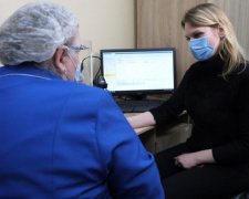 У Донецькій області першу дозу вакцини проти COVID-19 отримала медична сестра