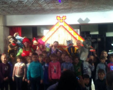 Детям Авдеевки показали «Рукавичку» (ФОТО)