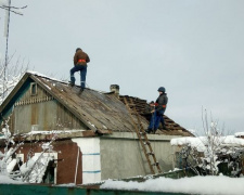 Шифер, брус и рубероид: спасатели ударно восстанавливают Авдеевку