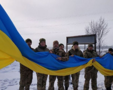 На въезде в Авдеевку реет восьмиметровый флаг Украины (ФОТО) 