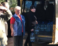 Жителям прифронтового Опытного доставили питьевую воду (ФОТО)
