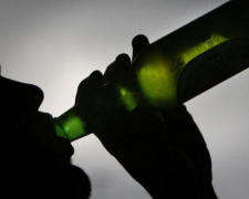 В Авдеевке двое парней попались полиции на распитии пива в неположенном месте