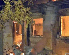 В прифронтовой Марьинке из-за попадания снаряда полностью выгорел дом (ФОТО)