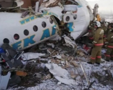 Авиакрушение в Казахстане: самолет рухнул на жилые дома (ВИДЕО)