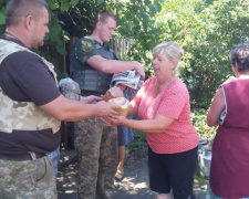 Маскировочную сетку, одежду и хлеб раздали офицеры Cimic Avdeevka (ФОТО)