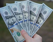 Украинцы активно избавляются от валюты – установили максимум по чистой продаже за шесть лет