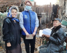 Сотрудники центра «Пролиска-Авдеевка» помогли семье переселенцев утеплить дом