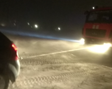 В Донецкой области спасли из снежных ловушек скорую помощь и легковушку