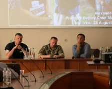 В Авдеевке Хуг встретился с украинскими дипломатами и рассказал о ситуации в районе ООС (ФОТО)