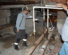 Авдеевцы своими силами поменяли изношенные  водопроводные трубы в многоэтажке (ФОТОФАКТ)