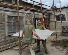 Военные ВСУ помогают восстанавливать разрушенные по причине обстрелов дома в Авдеевке