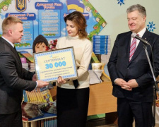 Нагороди, сертифікат та мільйони: Донеччину відвідали президент з дружиною