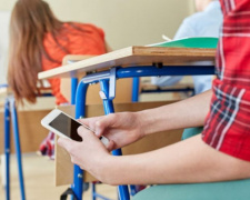 Депутаты хотят запретить смартфоны школьникам