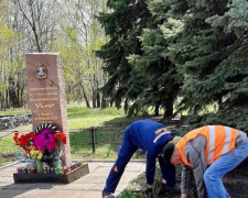 В Авдіївці біля меморіалу жертвам Чорнобильської трагеді висадили троянди