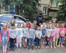 Авдіївські поліцейські розказали малюкам про правила безпеки дорожнього руху